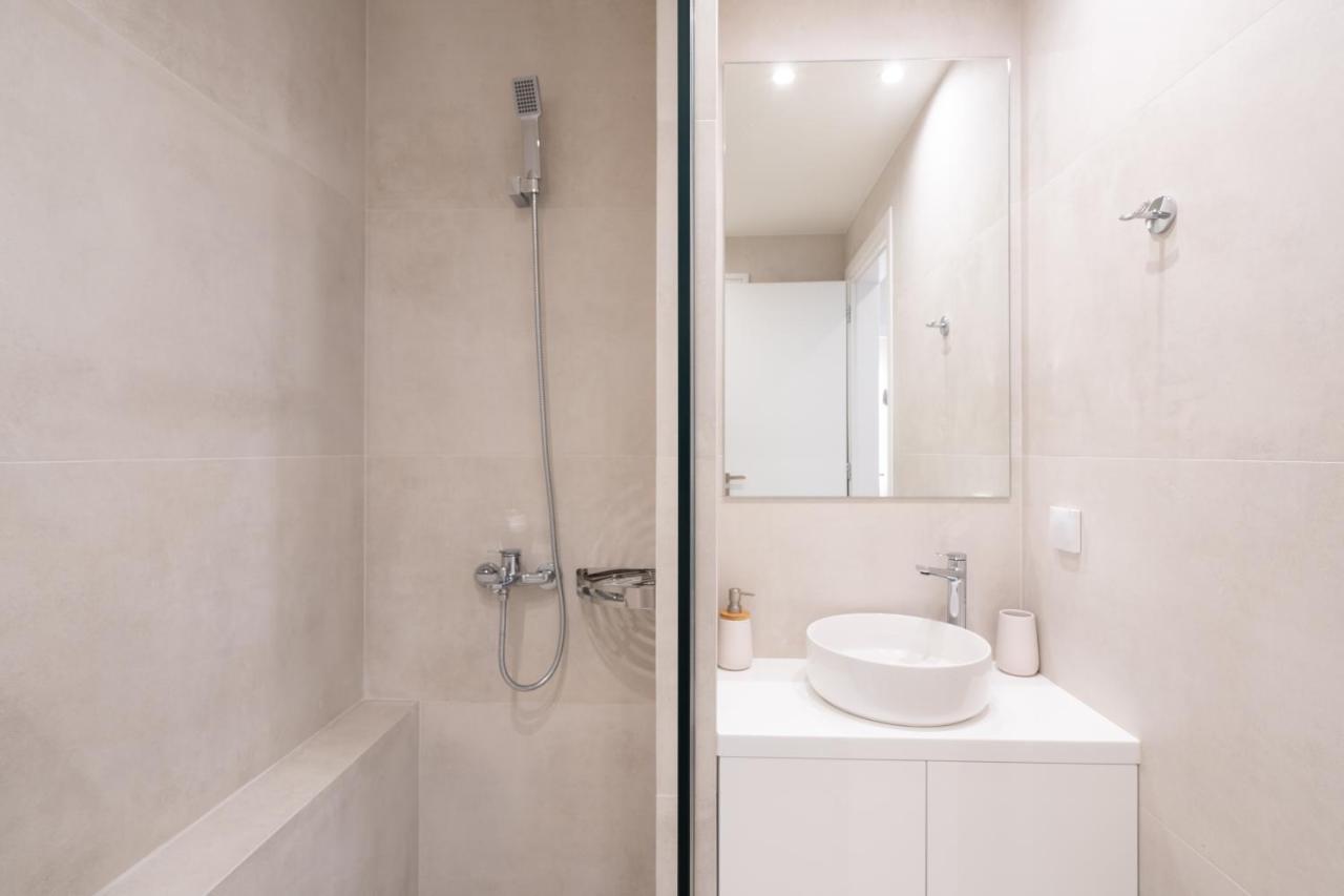 Newly Renovated 2 Bedroom Apartment, 5Min To Metro Athènes Extérieur photo