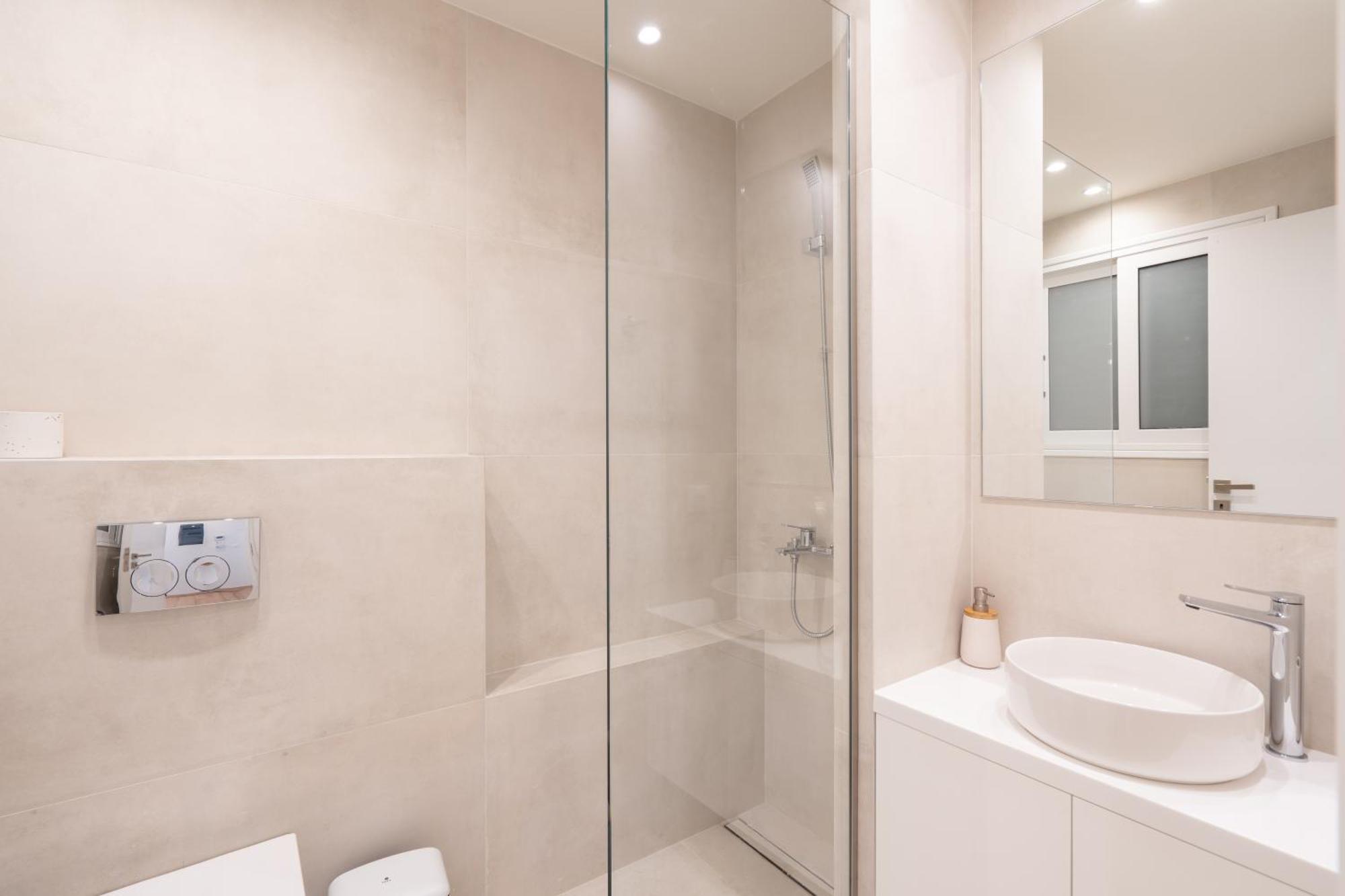 Newly Renovated 2 Bedroom Apartment, 5Min To Metro Athènes Extérieur photo