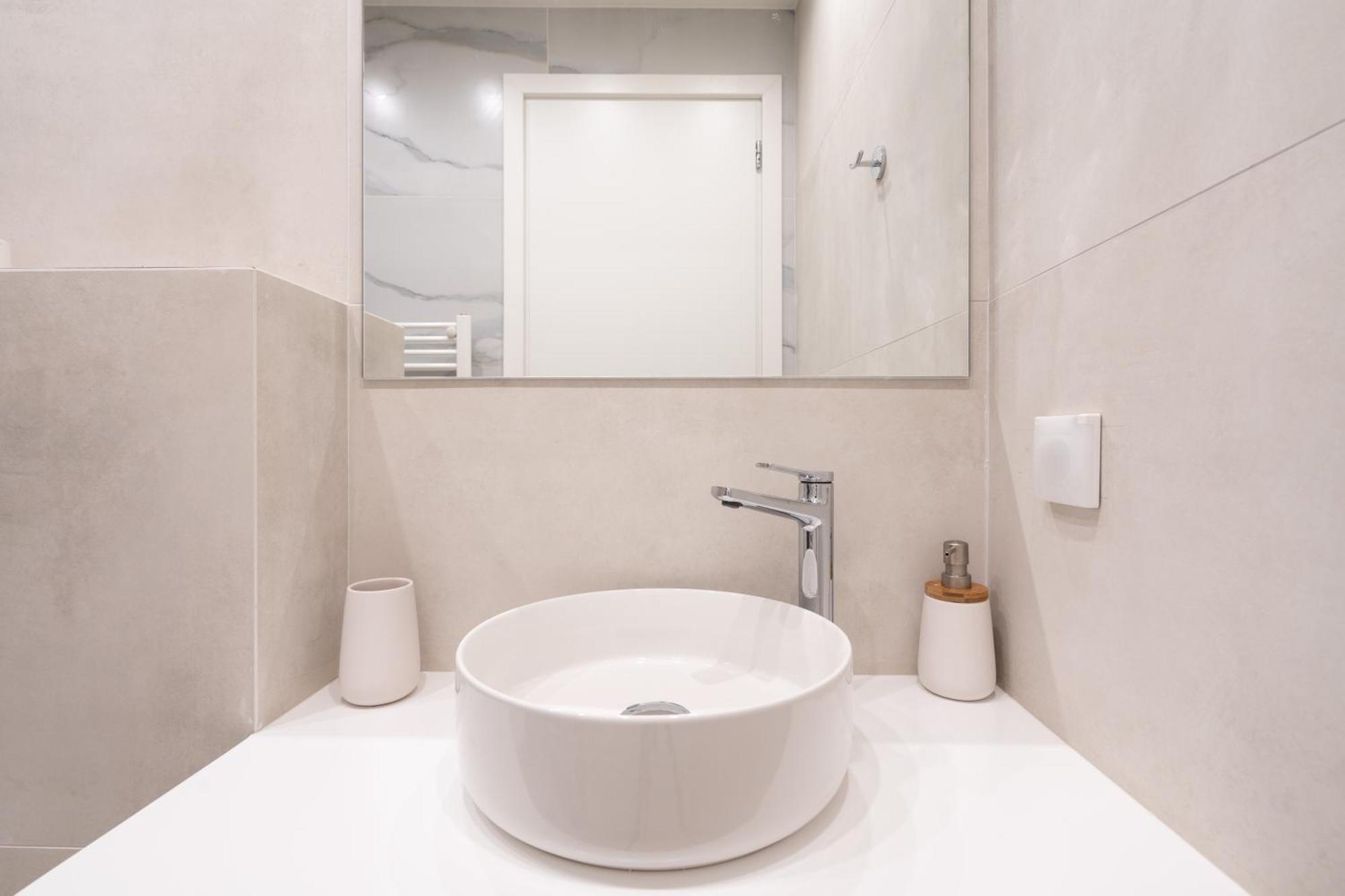 Newly Renovated 2 Bedroom Apartment, 5Min To Metro Athènes Extérieur photo