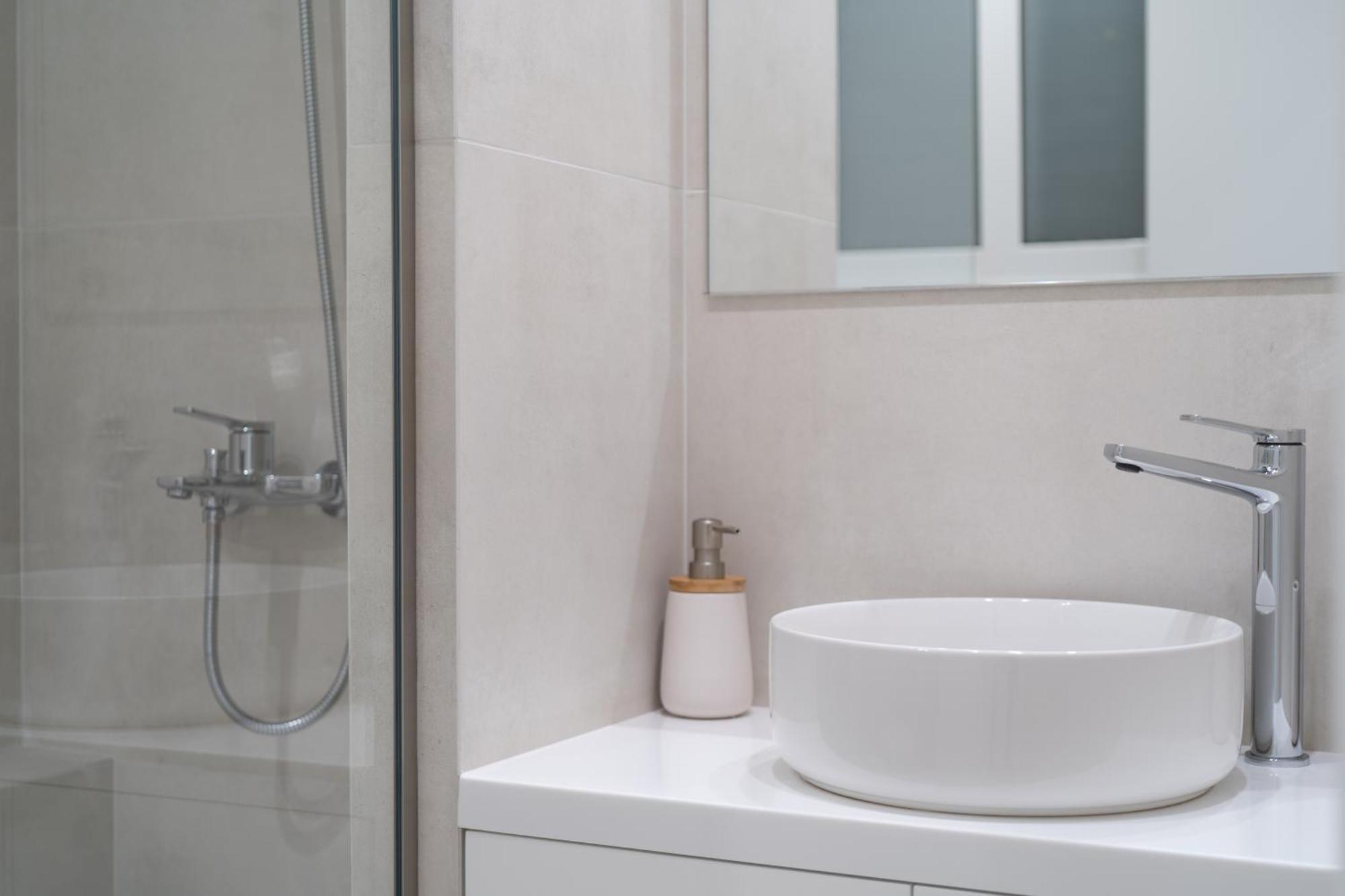 Newly Renovated 2 Bedroom Apartment, 5Min To Metro Athènes Extérieur photo