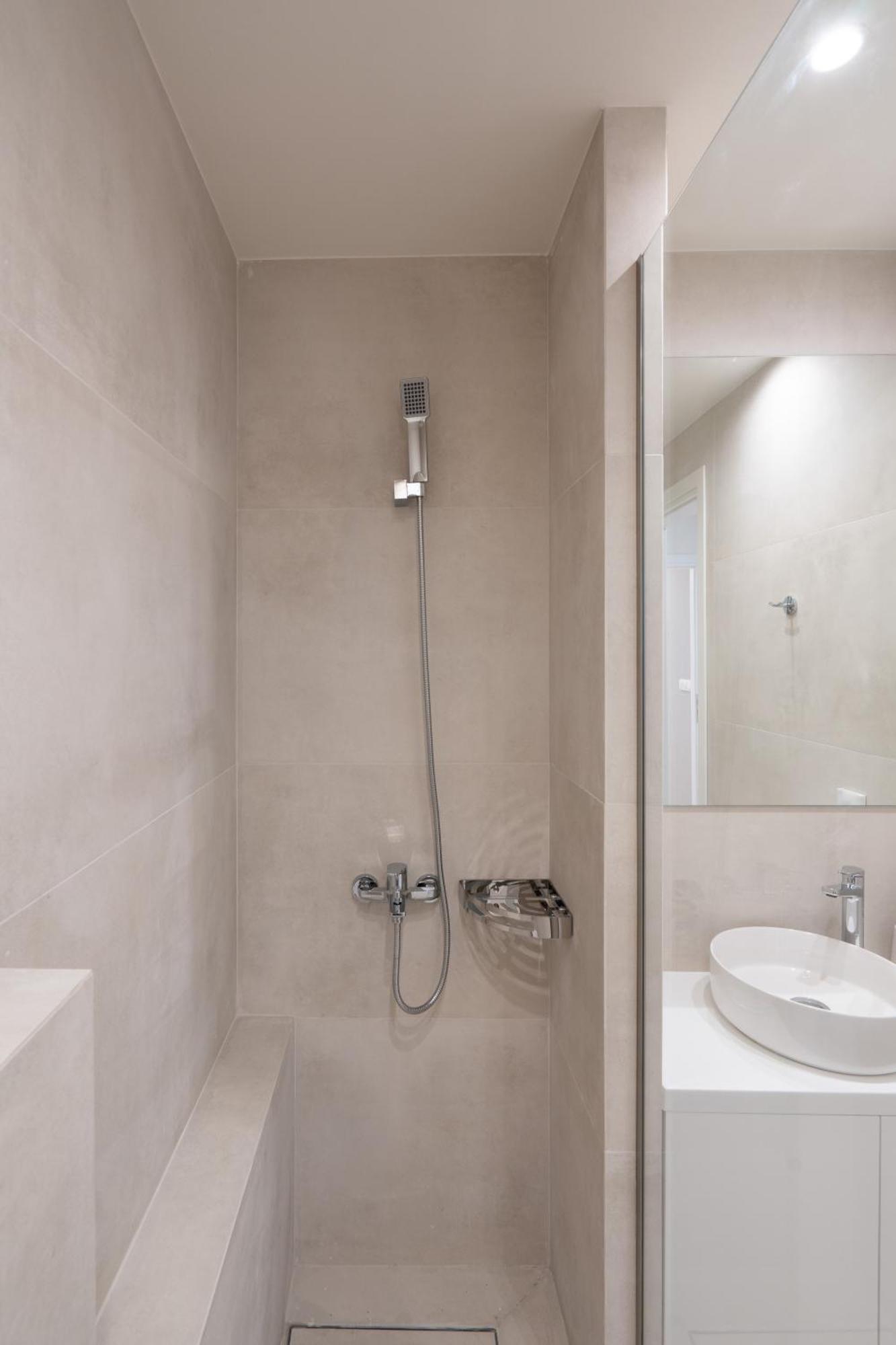 Newly Renovated 2 Bedroom Apartment, 5Min To Metro Athènes Extérieur photo